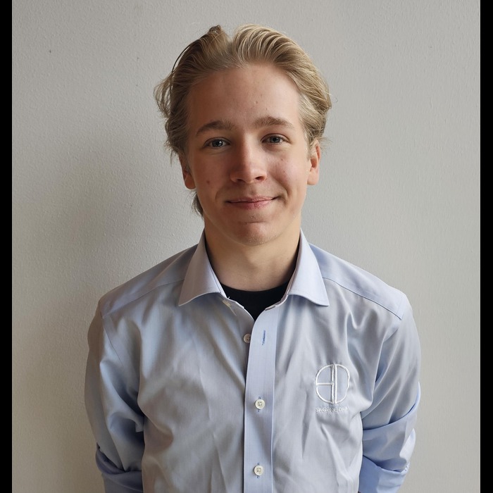 Henrik Bakkemo<i class="fas fa-arrow-right" style="margin-left: 10px;"></i> IKT lærling Henrik@sagenedata.no