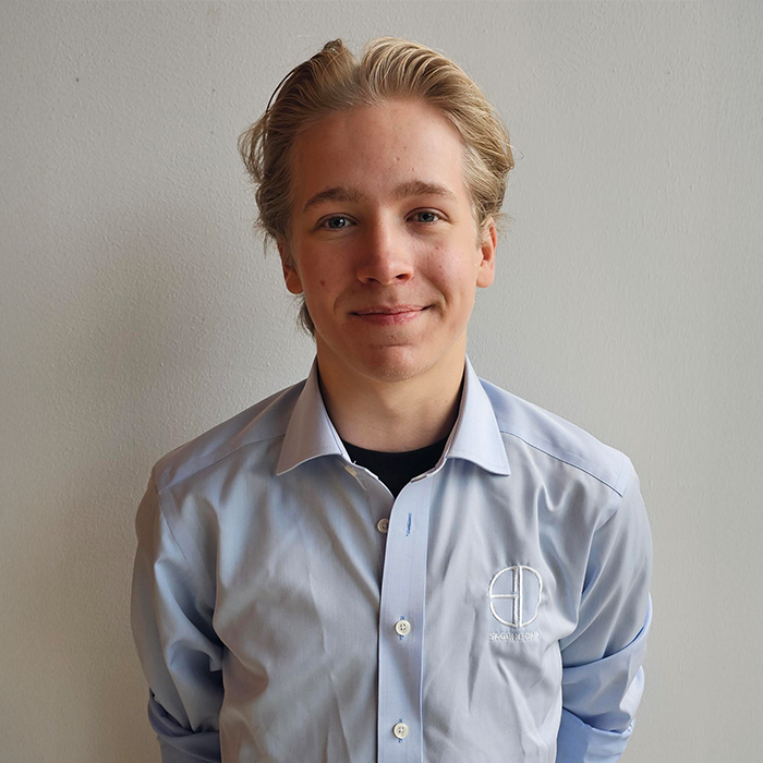 Henrik Bakkemo<i class="fas fa-arrow-right" style="margin-left: 10px;"></i> IKT lærling Henrik@sagenedata.no